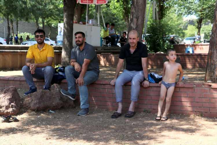 <p>Diyarbakır'da 2-4 derece mevsim normallerinin üzerinde seyreden hava sıcaklığının önümüzdeki günlerde de etkisini sürdürmesi bekleniyor.</p>