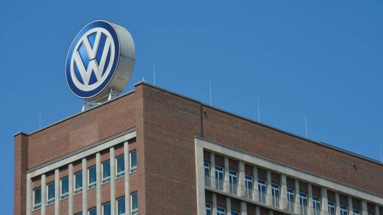 <p>Dünyanın en büyük otomobil üreticilerinden Volkswagen, uçan araba pazarına dahil olmaya hazırlanıyor. Şirket uçan arabasının ilk prototipini tanıttı.</p>
