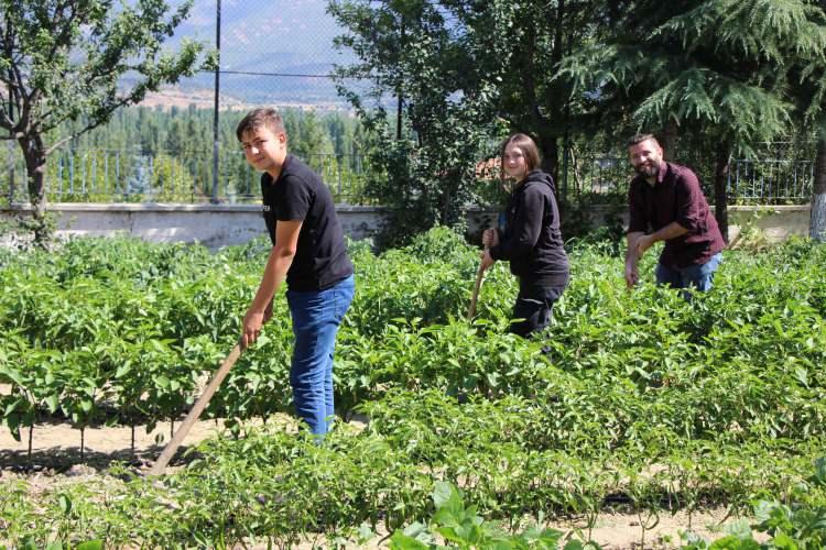 <p>Her gün hevesle bahçenin yolunu tuttuklarını belirten Ceylan, “Çocuklarımızla beraber hem modern tarım hem de geleneksel tarımı birleştiriyoruz. Kimyasal madde kullanmamayı amaçladık. </p>