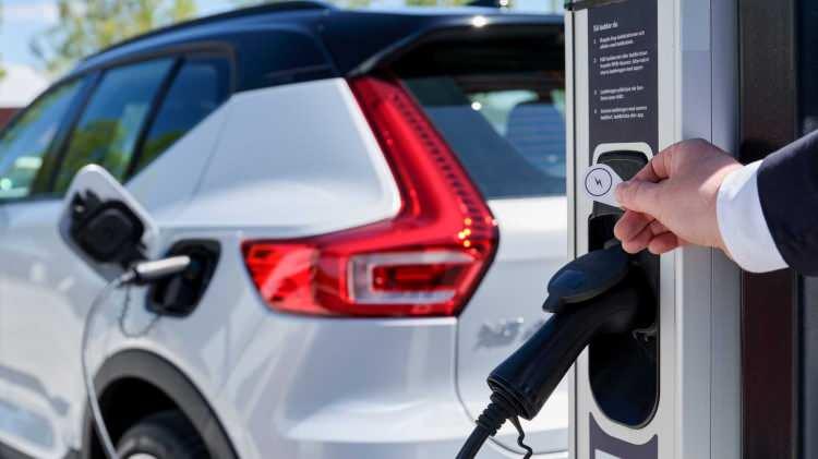 <p>Düzenleme sonrasında motor gücü 160 kW’ı geçmeyen ve matrahı 700 bin TL’yi aşmayan elektrikli otomobiller için yeni vergi oranı yüzde 10, diğerleri için yüzde 40 olarak belirlendi. </p>
