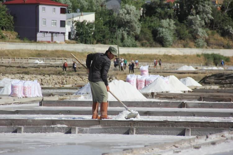 <p>Tuzlarımızda herhangi bir katkı yok. Herhangi bir yapay üretim söz konusu değil. Tamamen doğal üretmeyi tercih ediyoruz. </p>