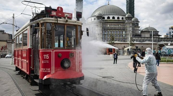 <p>Bazen kullanma ve tereddütler ile karşılaşıyoruz. Ama risk grubundaki insanların erken dönemde bu ilacı kullanması çok çok önemli. Aynı aşı gibi, erken dönemde bu ilaç kullanıldığı takdirde, risk grubundaki vatandaşlarımızın hastalığı ağır geçirmesini önlüyor</p>
