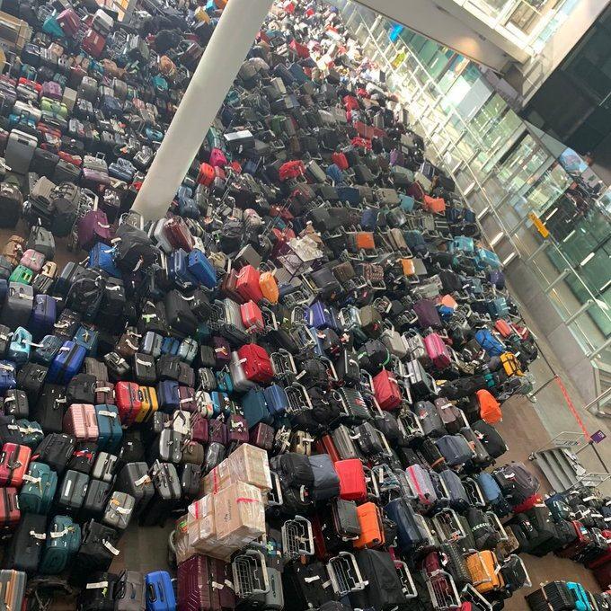 <p>İngiltere’nin Londra Heathrow Havalimanı’nda personel sıkıntısı nedeniyle yaşanan görüntüler adeta kaosu andırıyor.</p>
