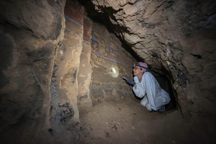 <p>Van'ın Tuşba ilçesinde kaçak kazı sırasında yerin 6-7 metre altında bulunan Urartu dönemine ait yapı grubunun, bilim dünyasına kazandırılması için çalışma başlatıldı.</p>
