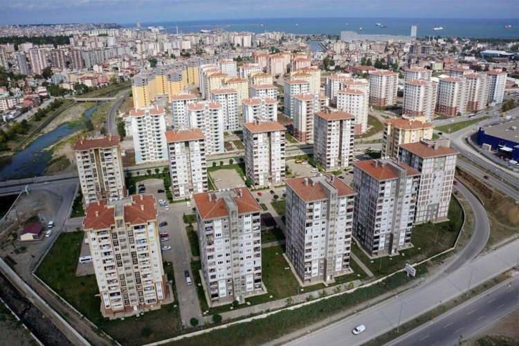 <p><strong>VERGİ MUAFİYETİ</strong></p>

<p>Vatandaşa, arsayı aldığında evi yaptığı sürede resim, harç ve KDV muafiyeti gibi destekler de sunulacak. Hazine arazisi tahsis edilirken belirli süre elden çıkarmama şartı konulacak. Arsanın yerine göre metrekare büyüklükleri belirlenecek.</p>
