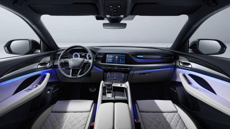 <p>12.3 inç dijital gösterge paneli bulunan araçta, 10.1 inç multimedya, klima kontrolleri için 8.6 inç dokunmatik ekran ve head-up display yer alıyor.</p>