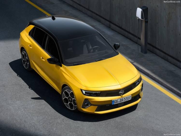 <p>Yeni kompakt modelin oturma ergonomisi de Opel’e özgü detaylardan biri. Şirket içinde geliştirilen AGR sertifikalı ön koltuklar özellikle uzun yolculuklarda rakipsiz konfor ve ergonomi sunuyor.</p>