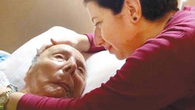 <p><span style="color:#000000"><strong>Ölmeden önce hastane fotoğraflarını gördüğümüz usta isim son haliyle hayranlarını derinden üzdü.</strong></span></p>