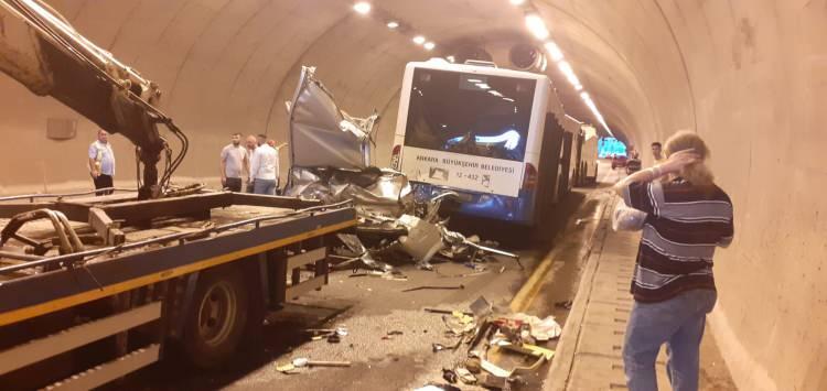 <p>Ankara'nın Pursaklar ilçesinde otomobilin belediye otobüsünün altına girdiği zincirleme trafik kazasında 3 kişi yaralandı.</p>