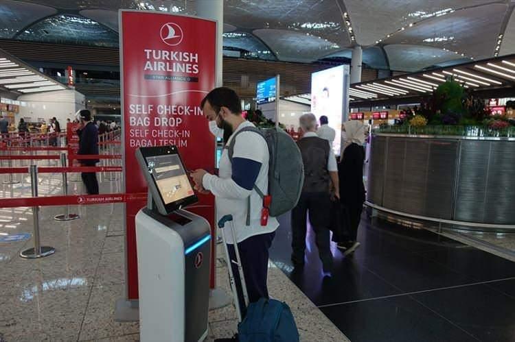 <p>Avrupa'nın birçok havalimanında yolcular saatlerce bagaj beklerken İstanbul Havalimanı'nda uçak iniş yapıp kapı açıldıktan sonra ortalama 16 dakikada yolcular bagajlarını alıyor.</p>