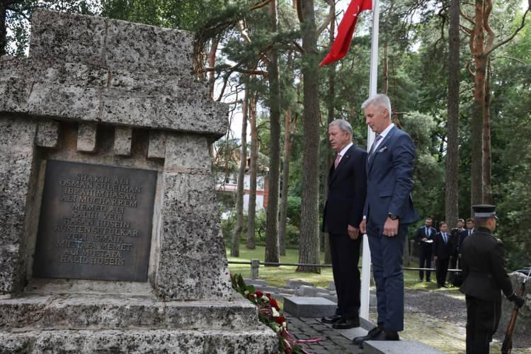 <p>-"26 TÜRK ERİ…"</p>
<p>1877-1878 yıllarında Osmanlı-Rus Harbi sırasında yaralanan ve Ruslara esir düştükten sonra Cesis'te şehit olan 26 asker anısına yaptırılan şehitlik 3 bin 800 metrekare alanda yer alıyor.</p>