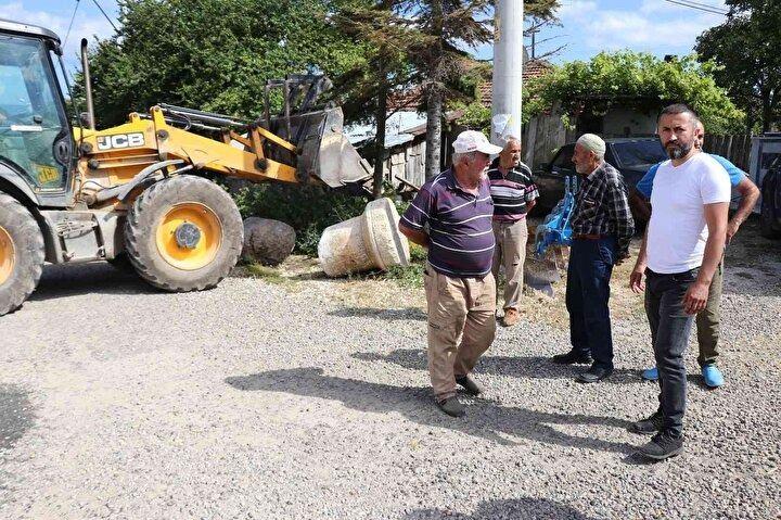 <p><strong>"Bunları gözümüz gibi koruduk"</strong></p>
<p>Muhtar hakkında suç duyurusunda bulunacaklarını ifade eden köyün eski muhtarlarından Şerafettin Güler, “Ben taşların ne olduğunu araştırmıştım. Bizim köyün kuruluşu 250 yıla dayanıyor. Bu taşlar için üniversiten öğrencilere ders vermek için geliyorlardı. Biz bunları gözümüz gibi koruduk. Taşlar yaklaşık 1 yıl önce kayboldu. Ama yazılı ve resimli taş yok. Üçüncü taşı traktörle götürmüş ve bir yerlere saklamış herhalde. Taş çok kıymetliymiş. Güzel bir resim ve altında da yazı vardı. Suç duyurusunda bulunacağız. Bu taşları nasıl satıyor. 30 sene muhtarlığımda gözüm gibi baktım" diye konuştu.</p>
