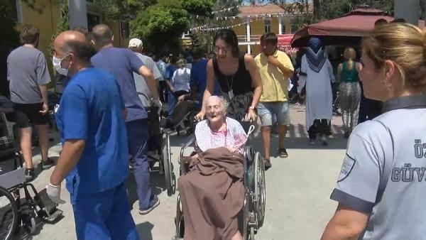 <p>İstanbul Valisi Ali Yerlikaya yangın bölgesinde gazetecilere yaptığı açıklamada, "Can ile ilgili sıkıntımız, kaybımız, yaralanan bir vatandaşımız söz konusu değil" dedi.</p>