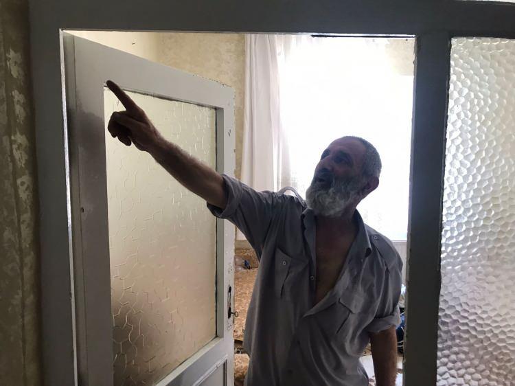 <p>Kendini tam ifade edemeyen yaşlı adam, ‘Susadım ölüyorum’ dedi. Bunun üzerine komşusu yaşlı adama pencereden su ve ekmek verdi.</p>