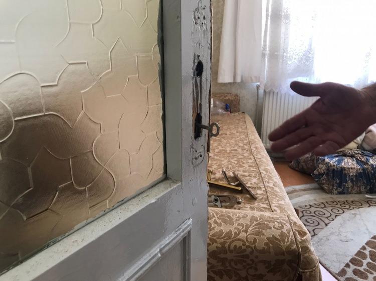 <p>Haber verilmesi üzerine olay yerine itfaiye, polis ve sağlık ekipleri sevk edildi. İtfaiye aracının merdiveniyle balkondan içeri giren itfaiye ekipleri kilitli kapıyı açtı. Sağlık durumu iyi olan yaşlı adam, ekiplere teşekkür etti.</p>
