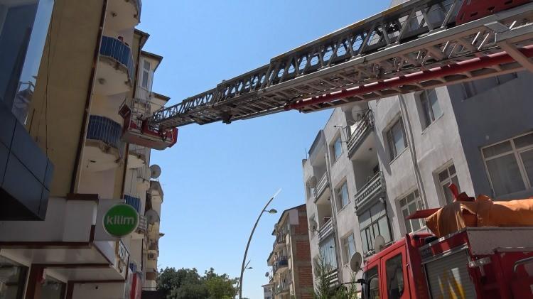<p>Olayı anlatan komşusu Zülfü Keleş, “Baktım kaç gündür tak tak diye ses geliyor. Bende dışarı çıktım bağırdım. Susadım ölüyorum dedi. Su ve ekmek verdim. Ondan sonra çilingire gittim. O da itfaiye çağrılması gerekiyor dedi. Aradım ve ekipler geldi” dedi.</p>
