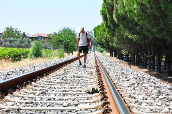 <p>Manisa'nın Ahmetli ilçesinde demir yolu yol kontrol memurluğundan emekli olan Mehmet Erbil (69), çalıştığı dönemdeki gibi her gün 20 kilometrelik yol yürüyerek hem diktiği ağaçlara bakıyor hem de raylara bırakılan kaplumbağaları kurtarıyor. </p>

<p> </p>

