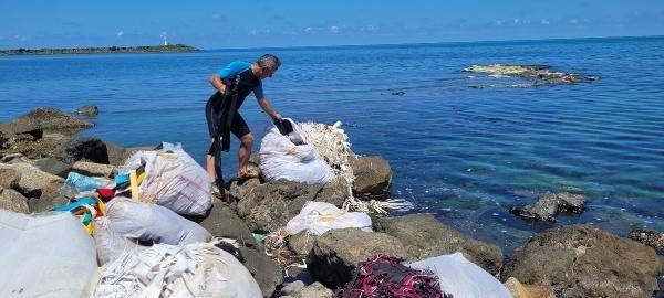 <p>Karadeniz sahil yolu kenarında Eynesil ilçe sınırlarındaki kıyı, çöp alanına dönüştü.</p>