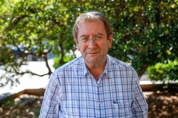 <p>Cerrahpaşa Tıp Fakültesi Tıbbi Mikrobiyoloji Anabilim Dalı, Tıbbi Viroloji Bilim Dalı Başkanı Prof. Dr. Kenan Midilli, "İlaçlama uzun vadeli başarılı olan bir yöntem değil. Çok çeşitli yöntemlerin bir arada kullanılması gerekiyor" dedi. Midilli, "Bataklıkların kurutulması lazım, biyolojik yöntemler var, sivrisinek larvalarını yiyen balıklar var" diye konuştu.</p>
