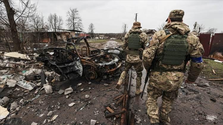 <p>Rus güçlerinin Ukrayna’daki askeri unsurlara yönelik saldırılara devam ettiğine dikkati çeken Konaşenkov, son 24 saatte 3 yönetim merkezi, Buk-M1 uçaksavar füze sistemi ile 5 mühimmat deposunun vurulduğunu söyledi.</p>

<p> </p>
