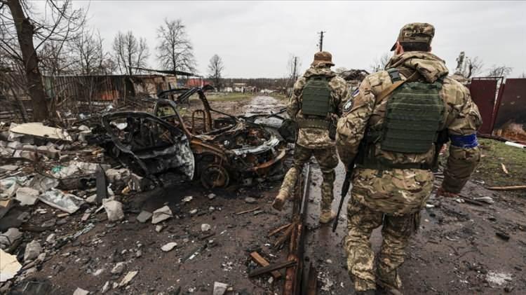 <p>Rus güçlerinin Ukrayna’daki askeri unsurlara yönelik saldırılara devam ettiğine dikkati çeken Konaşenkov, son 24 saatte 3 yönetim merkezi, Buk-M1 uçaksavar füze sistemi ile 5 mühimmat deposunun vurulduğunu söyledi.</p>
<p> </p>