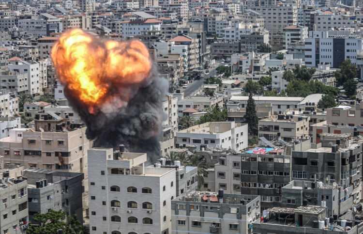 <p>İslami Cihad Hareketi'ni hedef aldığını iddia eden İsrail, sivillerin yaşadığı binaları hedef aldı.</p>
