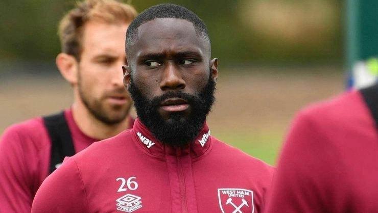 <p><strong>Arthur Masuaku Beşiktaş için yola çıkıyor</strong></p>

<p>Beşiktaş'ın sol bek için anlaşma sağladığı Arthur Masuaku’nun bu hafta içinde İstanbul’da olması bekleniyor.</p>

<p>West Ham United’la satın alma opsiyonlu kiralama konusunda anlaşan yönetim, imzaların ardından 28 yaşındaki futbolcuya formayı giydirmeyi planlıyor. (Fanatik)</p>
