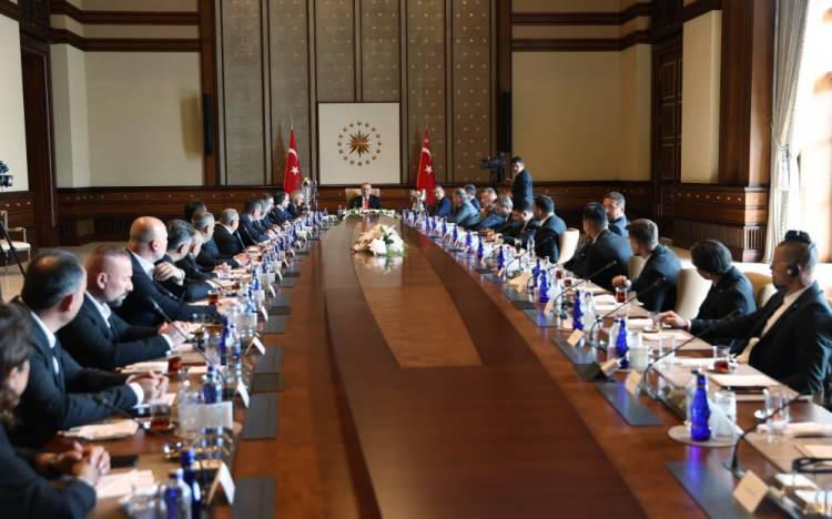 <p>Cumhurbaşkanı Recep Tayyip Erdoğan, Cumhurbaşkanlığı Külliyesi’nde Trabzonspor Kulübü yönetici, teknik heyet ve futbolcularını kabul etti. Görüşmede, Gençlik ve Spor Bakanı Mehmet Muharrem Kasapoğlu da yer aldı.</p>
