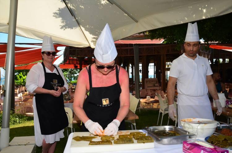 <p>Kursa katılan turistlere katılım sertifikasının yanı sıra çeşitli hediyeler verdiklerini belirten Özdemir, "Kurslarla, Türk turizmde gastronomiyi ön plana çıkarmaya çalışıyoruz. Tatile gelen yabancı konuklarımız Türk yemeklerini çok seviyor. Biz de onlara nasıl yapıldığıyla uygulamalı olarak gösteriyoruz. Çok iyi geri dönüşler alıyoruz. Misafirlerimiz Türk yemeklerini yerken, nasıl yapıldığını da öğrenmiş oluyor. Tatilden mutlu bir şekilde ayrılıyorlar." diye konuştu.</p>
