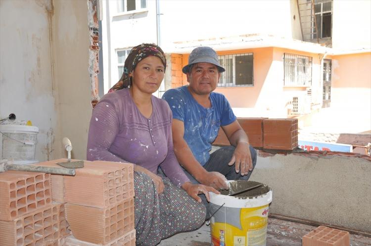 <p> Mersin'in Silifke ilçesinde inşaat işlerinde usta ve kalfa olarak çalışan 16 yıllık evli çift, hem hayatın hem de mesleğin zorluklarını birlikte aşıyor.</p>
