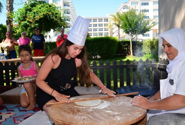 <p>Kumköy Turizm Bölgesi'nde bulunan 5 yıldızlı bir otelde tatil yapan turistlere yönelik her hafta "Türk Yemekleri Kursu" veriliyor.</p>
