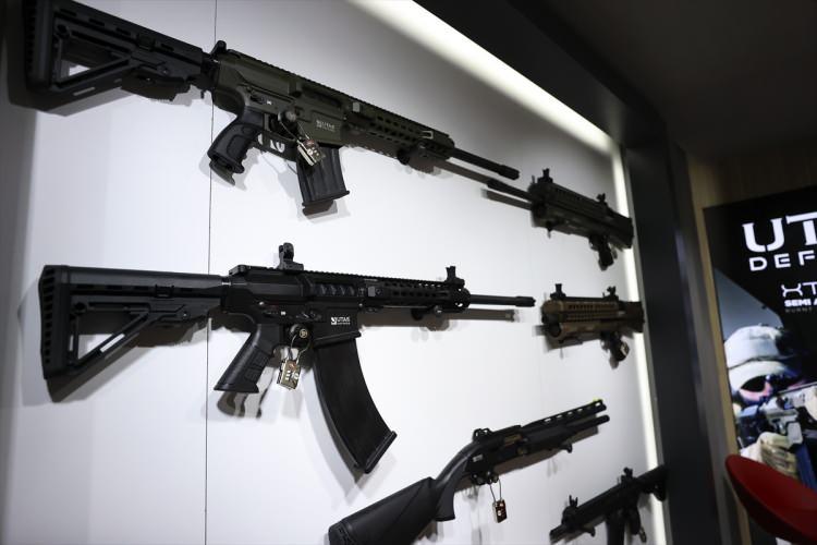 <p>Türkiye'nin uluslararası pazardaki payını her geçen gün artırdığına dikkati çeken Latif Aral Aliş, meselenin bir de 'bağımsızlık' boyutu bulunduğunu, yerli ve milli olanaklarla geliştirilen savunma sanayinin, Türkiye'nin dışa bağımlılığını ortadan kaldıracağını vurguladı.</p>