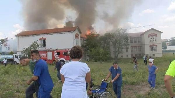 <p>Polis bölgede geniş güvenlik önlemi alırken, yangın nedeniyle dumandan etkilenen vatandaşlara sağlık ekipleri müdahale etti.</p>