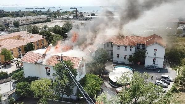 <p>Balıklı Rum Hastanesi'nde henüz belirlenemeyen nedenle yangın çıktı.</p>
