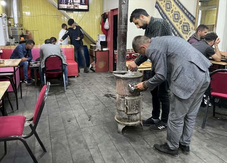 <p>"Her sene yazın dahi olsa sobalarımız aktif olarak duruyor"</p>
<p> </p>
<p> İlçede çay ocağı işleten Yakup Ertan, temmuzun son haftasına kadar soba yaktıklarını söyledi.</p>