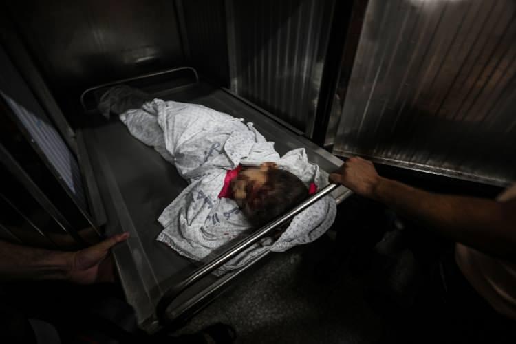 <p>İsrail'in sivil katliamında aralarında 5 yaşındaki Ala Kaddum da dahil 15 kişi şehit oldu.</p>
