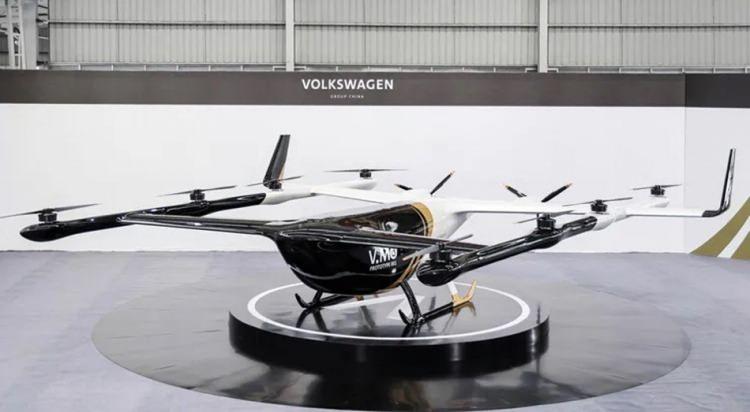 <p>Otomotiv şirketi Volkswagen, şirketin son teknoloji ürünü olan bir 'yolcu uçağı' olarak tanımladığı elektrikli uçan arabanın prototipini piyasaya sürüyor.</p>
