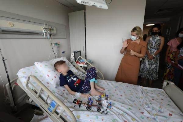 <p>AÜ Rektörü Prof. Dr. Özlenen Özkan ve AÜ Hastanesi Başhekimi Prof. Dr. Yıldıray Çete, Bursa'da çöp evden çıkarılan Cem Muhammet A.'yı tedavi gördüğü odada ziyaret etti. Özkan ve Çete, 9 gündür tedavi gören Cem Muhammet A.'nın sağlık durumu hakkında basın mensuplarına açıklama yaptı. Cem Muhammet'in sağlık durumunun iyi olduğunu söyleyen Özkan, "Şimdiye kadar gördüğüm en iyi Cem Muhammet ile karşılaştım. Özellikle psikolojik olarak çok iyi. Kan değerleri çok iyi. Böbrekte bir sıkıntısı yoktu. Kalbi muhteşem. Artık yürüyebiliyor. 2 kilo 100 gram aldı. Çok mutlu olduk. Neşesi çok iyi. Türkiye'den çikolatalar, oyuncaklar ve bir sürü şey geliyor. Onların da tadına bakmaya başladı. Keyfi yerinde çok iyi gördüm ve çok mutlu oldum" dedi.</p>