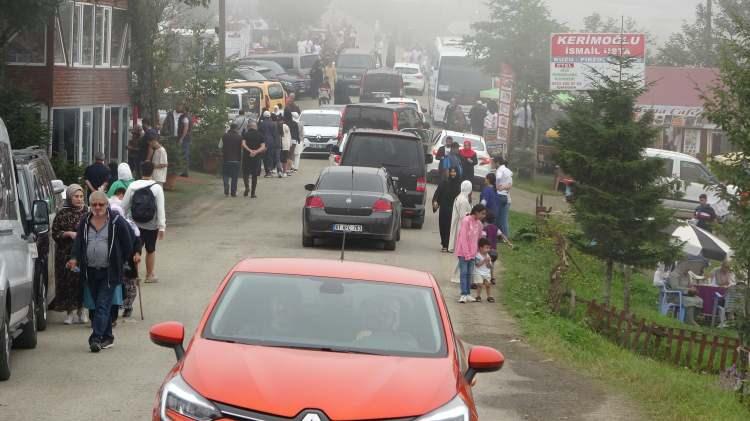 <p>Bu yoğunluğa karşılık yollar araçlara pek müsaade vermiyor. Hıdırnebi’nin yolları çok virajlı ve aşırı bozuk. Büyük araçlarla çıkıldığında araçların dönmesi sorun oluyor bunun yanı sıra araçların park etmesi de çok sorun oluyor.</p>
