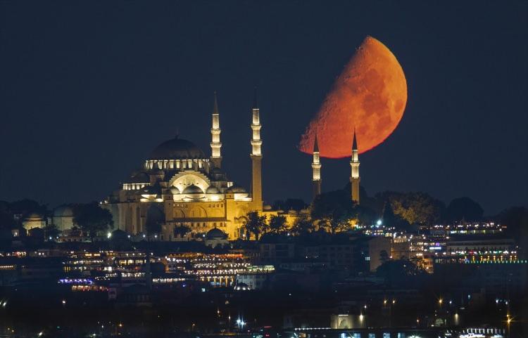 <p>İstanbul'un tarihi ve bilinen mekanları üzerinde yükselen yarım ay enfes bir görsel oluşturdu.</p>

<p> </p>
