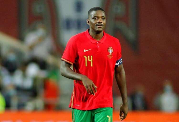 <p><strong>Yine Yeniden Carvalho</strong></p>

<p>6 numara takviyesini yapmak için büyük bir çaba harcayan Galatasaray, William Carvalho'yu bir kez daha gündemine aldı. Sarı-kırmızılılar, Portekizli futbolcu için Real Betis'e 3.5 milyon euroluk teklif yaptı. Betis'in sezon sonunda sözleşmesi bitecek olan 30 yaşındaki futbolcunun fiyatını 5 milyon euroya indirdiği belirtiliyor. Bu hafta içinde yapılacak görüşmelerde aradaki bu farkın kapanması durumunda William Carvalho'nun transferinin mutlu sonla biteceği ifade ediliyor. (Takvim)</p>
