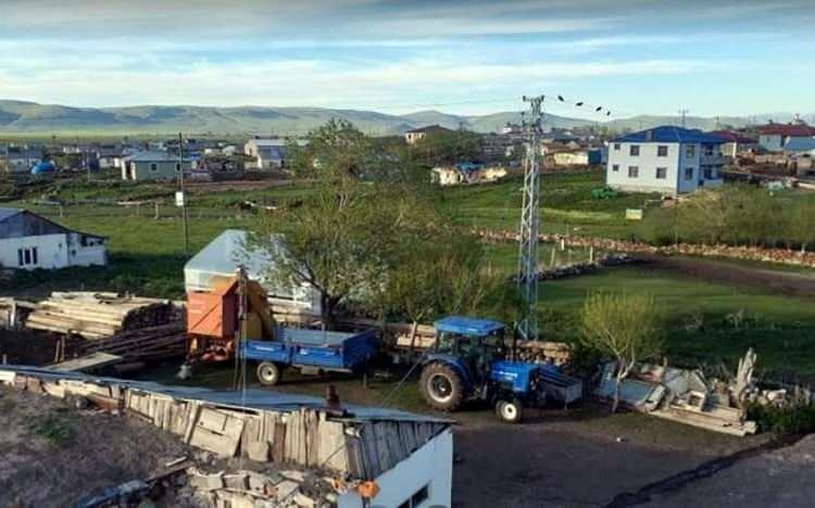 <p>Öğretmen Ferdi Altun da tüm Türkiye'nin sıcaktan kavrulduğu bu dönemde Göle'nin temmuz ayının son haftasında sıfır dereceyi gördüğünü ve o hafta sobaları yakmaya başladıklarını belirterek, "Soğuk memleket ama biz memleketimizi seviyoruz, sıcak insanlarız." ifadesini kullandı.</p>