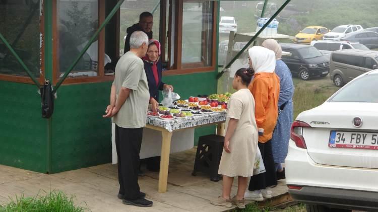 <p>Şu anda Arap Emirlikleri, Umman olmak üzere bir çok ülkeden bölgeye turist geliyor. Trabzon bize göre turizm hedefine ulaştı ama yollar park alanları, restoranlar daha düzenli daha büyük daha geniş olsa bunun üç dört katı da olabilir” dedi.</p>
