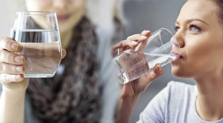 <p><span style="color:#000000"><strong>Vücudun toksinlerden arınmasını sağlayan su aynı zamanda organların sağlıklı bir şekilde çalışmasını sağlar. Hayatımızın en önemli parçası olan suyu hangi aralıklarla tükettiğiniz çok önemlidir. Uzmanlar özellikle yaz günlerinde saat başı su içmeyi alışkanlık haline getirmenin önemini vurguluyor. Peki sık sık su içmek zayıflatır mı? İşte saat başı su içmenin vücuda etkisi...</strong></span></p>
