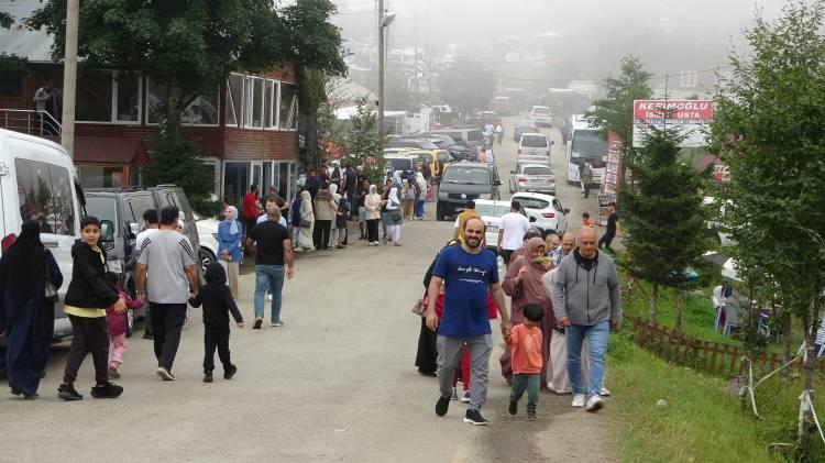 <p>Trabzon’a gelen Arap turistler en çok yaylaları tercih ediyor. Bölgenin doğal güzelliklerini görebilmek için genelde yaylalara çıkmayı tercih eden Arap turistler özellikle Hıdırnebi Yaylası'nın serin havası ve zaman zaman sisli olmasının kendilerini hayran bıraktığını belirtirken bölgedeki yoğun araç trafiği dikkat çekti.</p>
