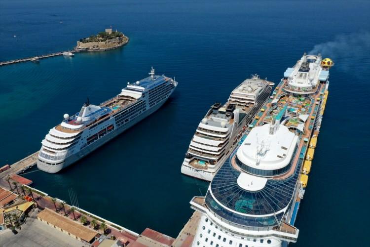 <p>Kuşadası'nın dünyaca ünlü bir limana sahip olduğunu belirten Güngör, Efes Antik Kenti ve Meryem Ana Evi'nin de kruvaziyerlerin bu limanı tercihinde etkili olduğunu dile getirdi.</p>