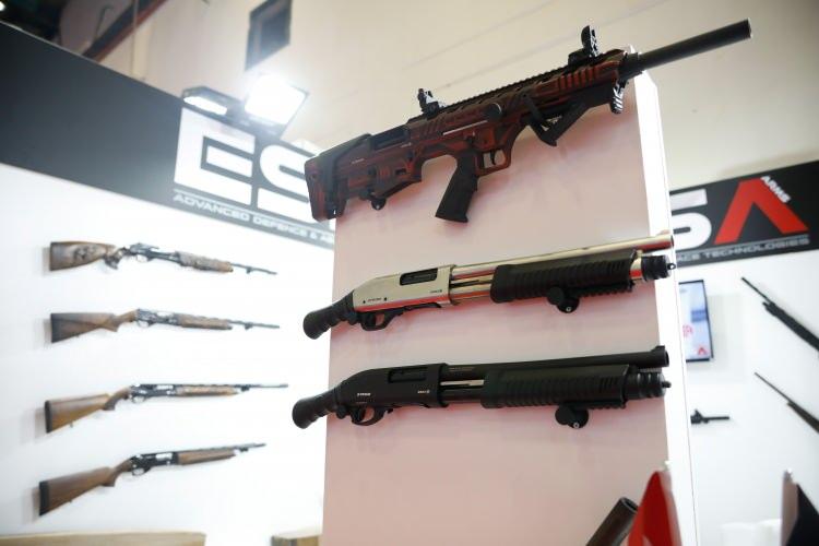 <p>Aliş, Türk savunma sanayiinin bir atılım içinde olduğuna vurgu yaparak, şunları kaydetti:</p>
<p> </p>
<p><em><strong>"Bu yükseliş trendi devam ediyor. Sarsılmaz olarak biz de bu yolda elimizden gelenin fazlasını yapmaya çalışıyoruz. Sarsılmaz, 150 yıla yaklaşan tarihiyle, deneyimi, teknolojik gelişmelere öncülük eden inovatif yapısı ve dinamizmiyle silah sanayinde sayısız başarıya imza atmış, her dönem öncü olmuş bir marka. Bu başarının temelleri 1880 yılında Elazığ’da Abdullatif Bey tarafından atıldı. Çakmaklı tüfeklerle başlayan yolculuk, bugün dördüncü kuşak yönetiminde yenilikçi bir anlayışla Avrupa'nın en büyük entegre silah üretim tesislerine sahip markasını ortaya çıkardı."</strong></em></p>