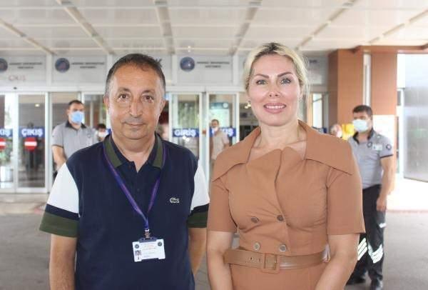 <p>CEM MUHAMMET ŞU AN NASIL?</p>
<p>Bursa'da çöp evden çıkarılan ve 9 gündür Akdeniz Üniversitesi (AÜ) Hastanesi'nde tedavi gören Cem Muhammet A.'yı (9) Rektör Prof. Dr. Özlenen Özkan ve Başhekim Prof. Dr. Yıldıray Çete ziyaret etti. </p>