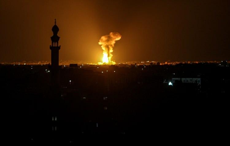 <p>İsrail dün sabah saatlerinde Gazze'ye hava saldırısı düzenledi. Saldırıda çocuklar dahil 15 kişi şehit oldu. İslami Cihad Hareketi, 449 roketle İsrail'e karşılık verdi. İsrail'de siren sesleri çaldı, birçok kişi sığınaklara koştu. Türkiye, İran, Irak ve Yemen'den sonra Rusya da saldırılara ilişkin açıklama yaptı.</p>
