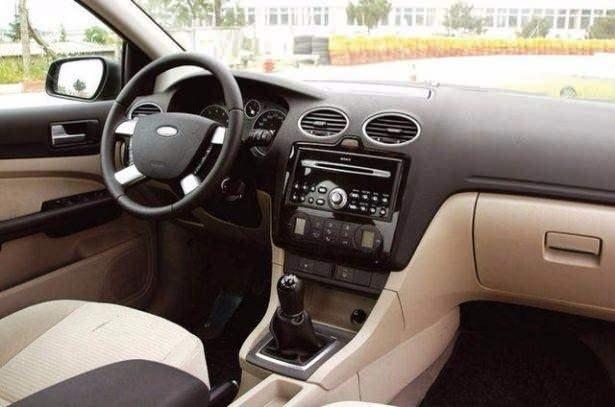 <p><strong>FORD FOCUS GHIA</strong></p>
<p>Sinyal kolunu sola dönecekmiş gibi çekin ama kilitlemeyin yani sinyal yanma seviyesine kadar çekin ve bırakın, Otomatik olarak 3 kez sinyal verecektir. Bu özellik Makyaj sonrası ghialarda bulunmaktadır.</p>